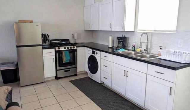 Chic Downtown Apart w/King Bed & In-Unit Laundry