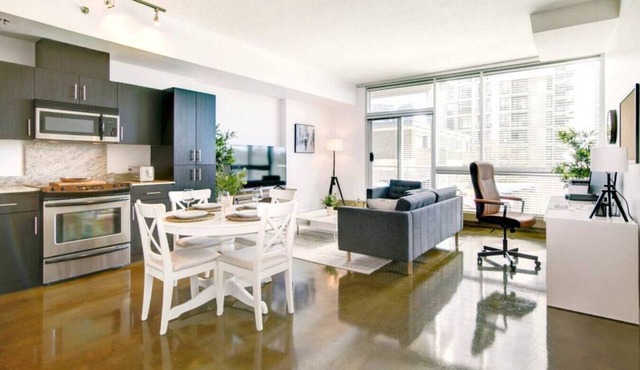 Chic DT Suite at Stampede w/Free Parking, AC