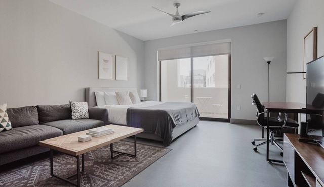 Chic Mid-Wilshire Studio w/Pool & Spa, nr Shops & Dining, by Blueground