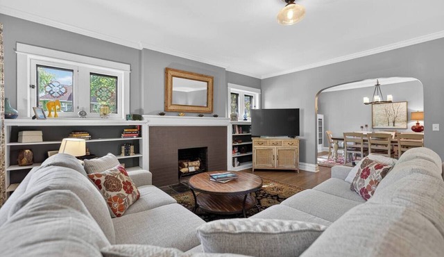 Chicago's North Side retreat with 3 bedrooms and free parking on premises