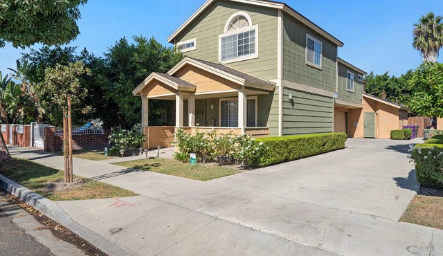 Children's Play Area Vacation House & 2 car Garage