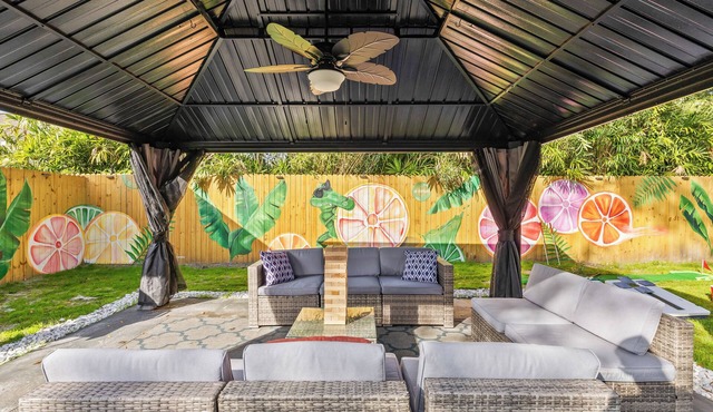 Citrus Grove Retreat: Fun, Relaxation, & Sunshine - 3bdr 2ba