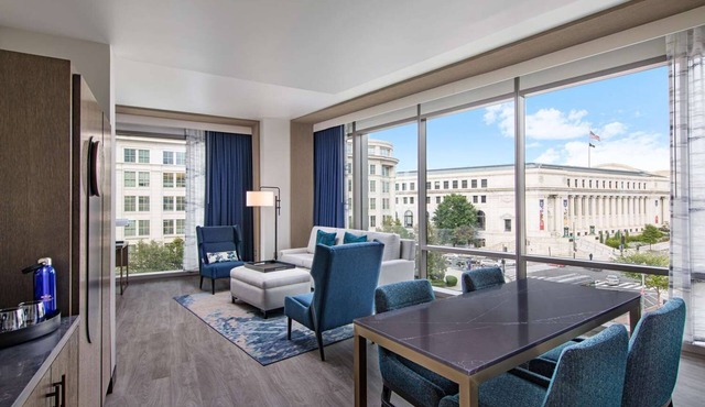City Adventure! Comfortable and Spacious Suite with View, Pets are Allowed!