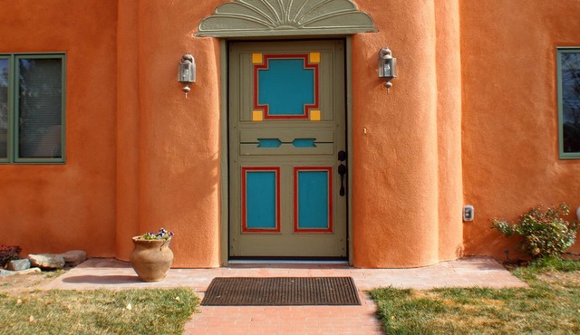 Classic Taos Home--centrally located, hot tub, and mountain views!