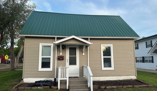 Clean 2 bedroom bungalow with comfortable furniture and a gaming table!