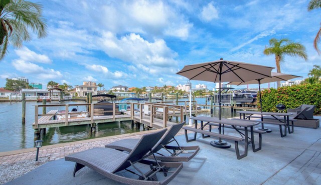 Coastal Charm Reimagined 8-Minute Walk 2 Beach(U1)