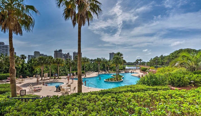 Coastal Condo: Patio & Free Resort Amenities!