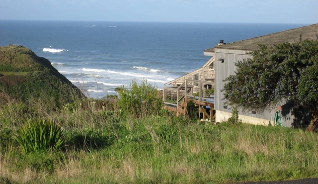 Coastal Haven-Panoramic Ocean View, Hot Tub, Grill