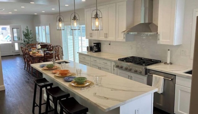 Coastal Island Cottage, walk to the beach and walking paths along the waterfront