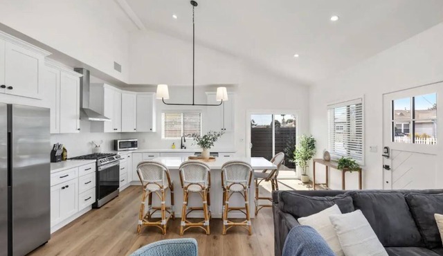 Coastal Modern 3/2, Pet Friendly, AC, WIFI - Conveniently located home!