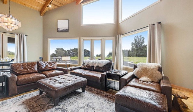 Coastal Sea Ranch retreat with hot tub & fireplace