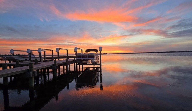 Coastal Swan 2.0 Charming waterfront 2-Queen studio in peaceful Swansboro.