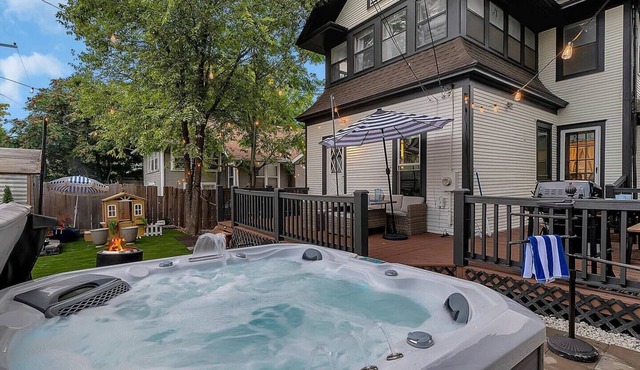 College Hill Creole - Hot Tub! Massage Chair! Fire Pit! Amazing Outdoor Space!