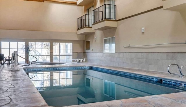 Comfortable Albuquerque Hotel Rooms, with Indoor Pool & Free Breakfast - 4 Units