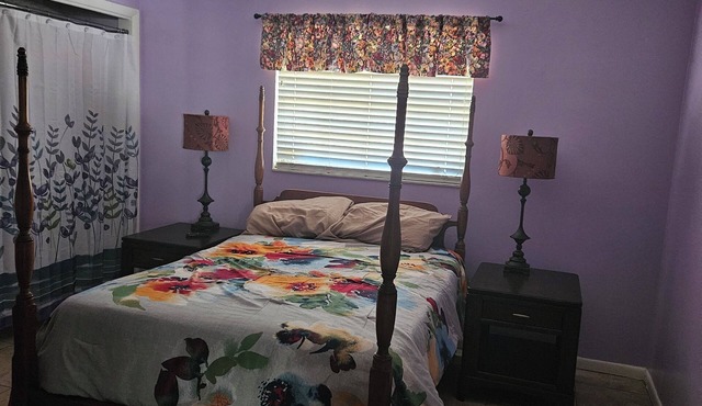 Comfortable bedroom and house to stay in w/swimming pool. in Winter Haven