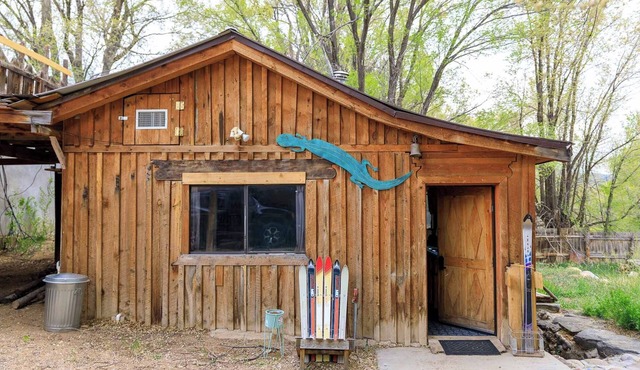 Comfortable Casita centrally located to the myriad of experiences here in Taos!