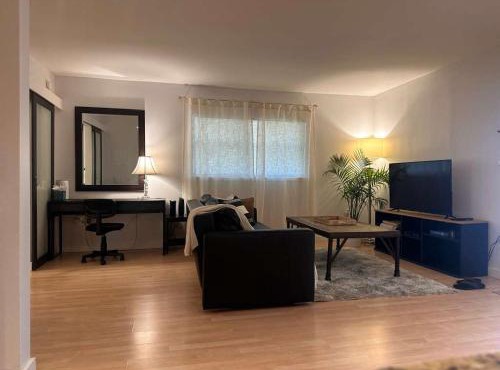 Comfortable Central Escape 8 Minutes to Downtown