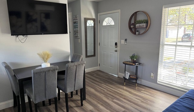 Comfy Apartment Near Bush Gardens