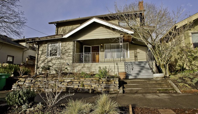 Comfy, Cozy, Central! Welcoming craftsman home near Hawthorne Blvd & Division