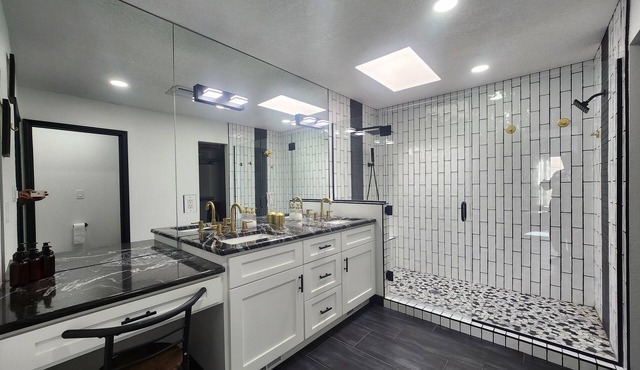 Contemporary Monochrome Retreat With 4beds & POOL