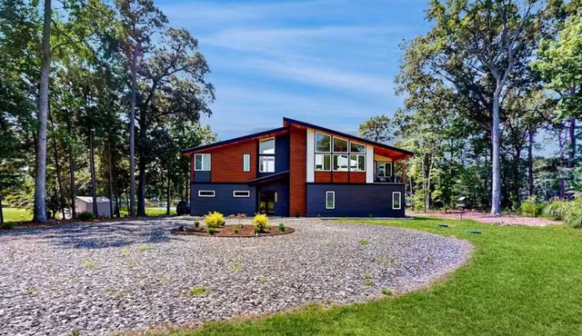 Contemporary Vacay in a Countryside location-River,Beach,Creek,Pond EV Charger