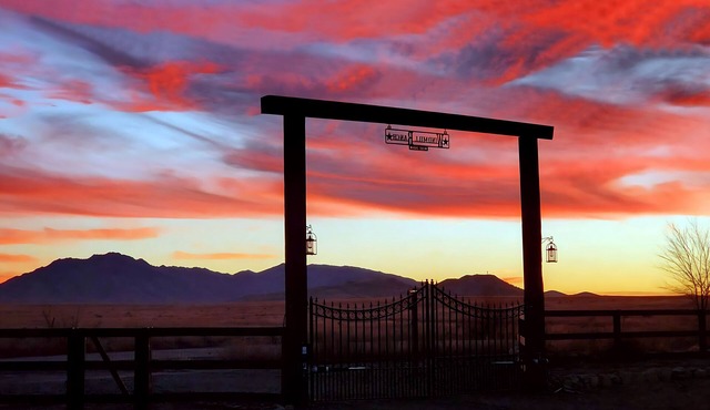 Cool Mountain Ranch · Sleeps 8 · Near Gunsite, Windmill House & Prescott