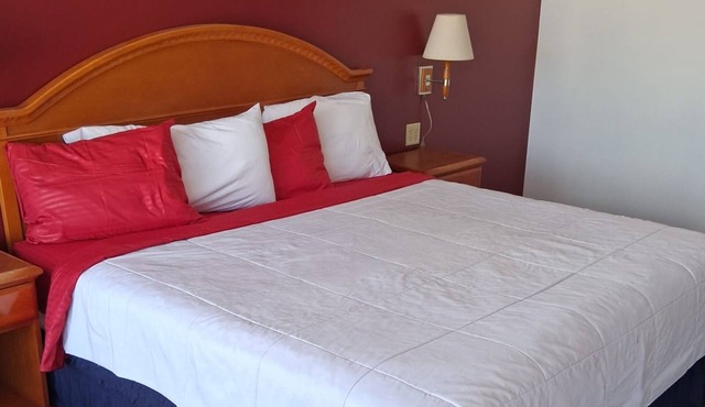 Coratel Inn & Suites by Jasper Anthony- 1 King Bed Non-Smoking