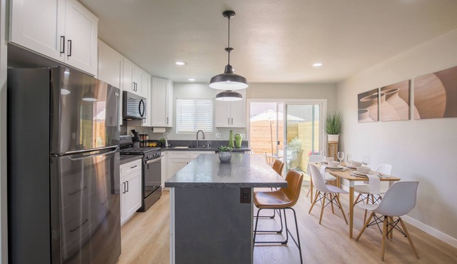 Coronado/IB Charming boutique Style Duplex Near Scenic Bikeway Path