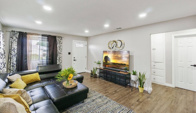 Costal Retreat Long Beach! 3 Queen Bed!Free Parking! Family Friendly!