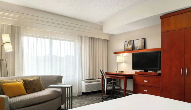 Courtyard Salisbury | King Sofa | Stadium, Salisbury U, TidalHealth Close