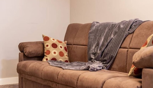 Cove On A Hill - Entire (2Bdrm & Full Bath) Basement Suite