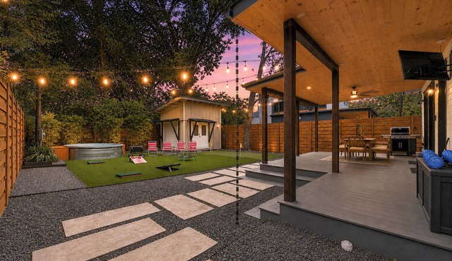 Cowboy Pool, Putting Green - Near UT Football + DT