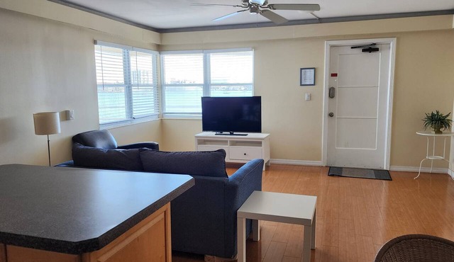 Cozy 1 Bedroom Getaway Walk to Clearwater Beach
