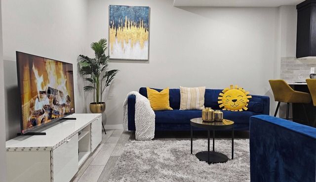 Cozy 2 Bedroom Basement Suite in SouthWest, Calgary - Fast Wifi + Free Parking.