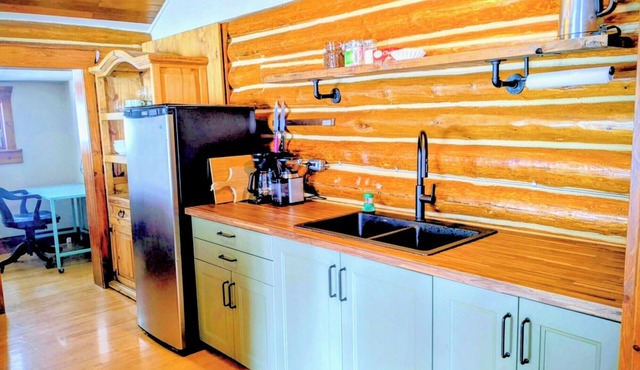 Cozy 2-bedroom suite in the forest near multiple restaurant/pubs. BraggCreek