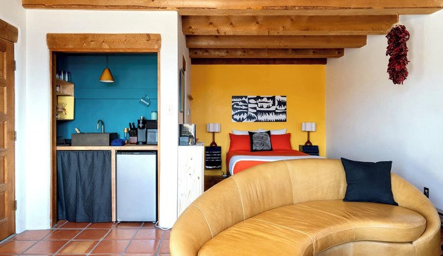 Cozy adobe studio with private balcony, mountain views, and classic Southwest charm—just minutes from Taos, Arroyo Seco, and Taos Ski Valley. Perfect for a peaceful canyon escape with modern comforts.