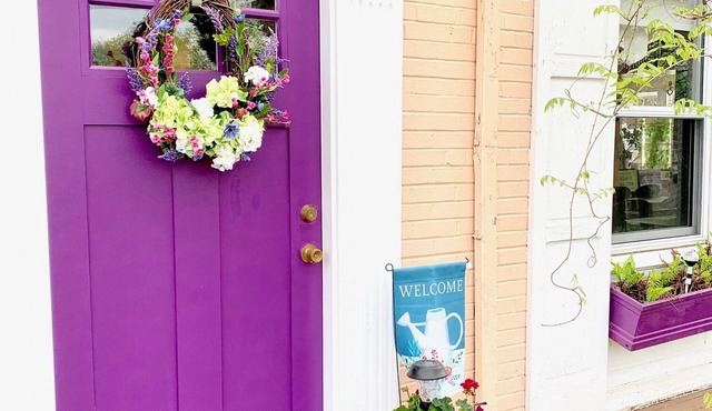 Cozy and Comfortable w antique furnishings; 2 bedrooms, sitting area, full bath in Cincinnati
