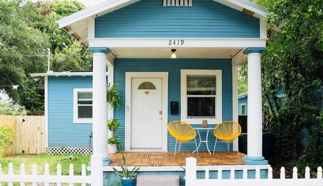 Cozy Bungalow 1 mile from Tampa