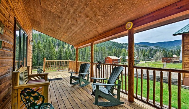 Cozy Cabin Escape with Mtn Views Near the Red River!
