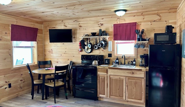 Cozy cabin located on the Atv & snowmobile trail. Family & Pet Friendly