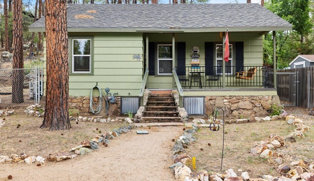 Cozy canyon cabin nestled in the Prescott Pines-dog-friendly for your getaway!