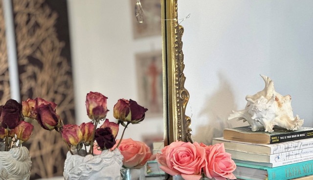 Cozy, charming 1-bedroom unit near the beach, with a piano.