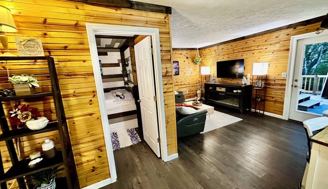 Cozy, Contemporary Cottage on the Creek!