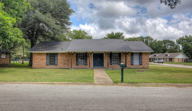 Cozy corner lot in Commerce, Texas.
