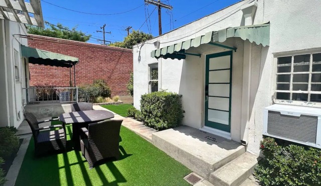 Cozy cottage with 1 bedroom and WiFi, AC in wonderful West Hollywood