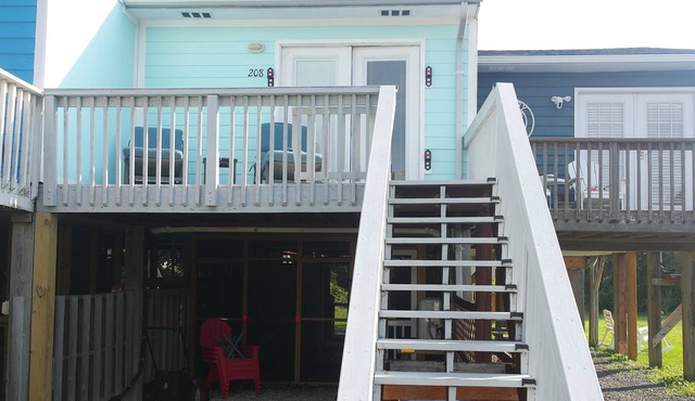 Cozy couples retreat, dog friendly, 1 block to ocean or sound