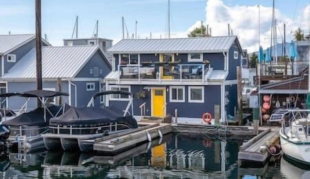 Cozy modern floating home next to Lonsdale Quay