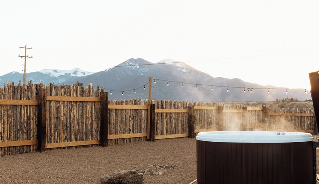 Cozy, Mtn Views, Hot Tub, Fire Pit, Enclosed Yard