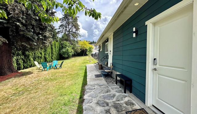 Cozy new 1-bed studio suite with AC & big private yard in charming Burnaby in Burnaby