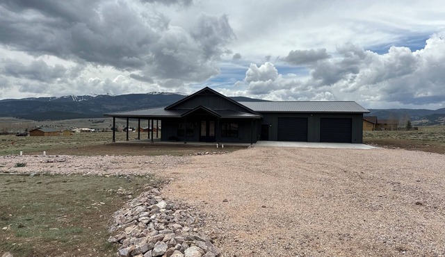 Cozy retreat located in the perfect location for views of the mountains and lake